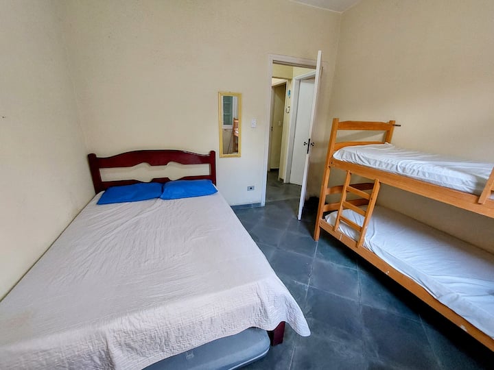 Habitación 3 con cama doble y litera.