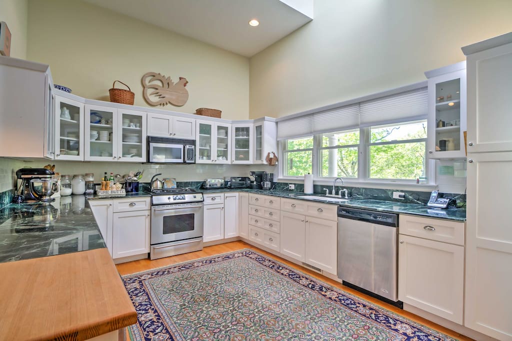 Add some flavors from home to your vacation away in this fully equipped kitchen.
