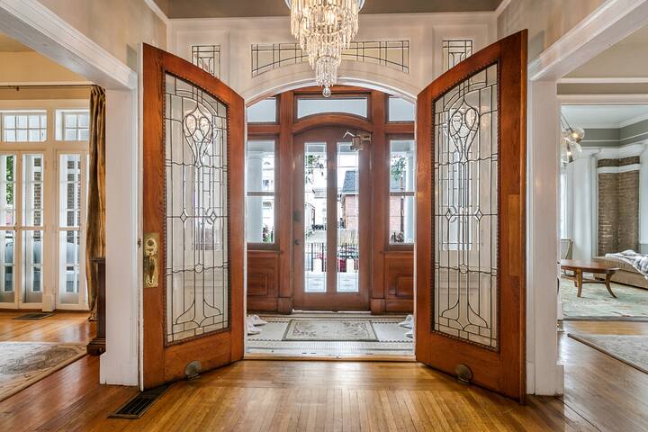 Mansion in the Garden District gallery image 3