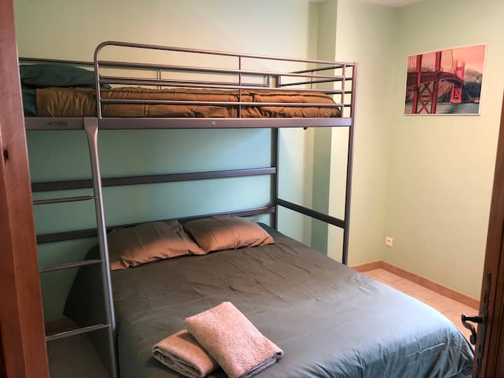 Schlafzimmer 3 : 1 Doppelbett + 1 Einzelbett im Zwischengeschoss. Blick auf den Obstgarten (Pflaumen, Feigen, Erdbeeren, Himbeeren)