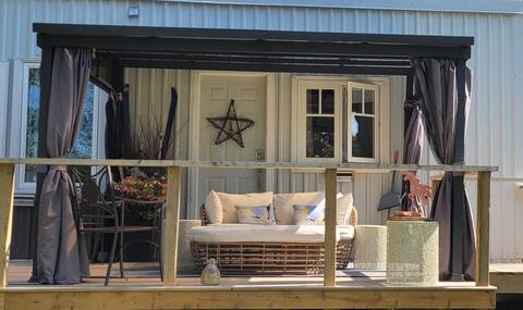 Unique country stay, horse and dog friendly.