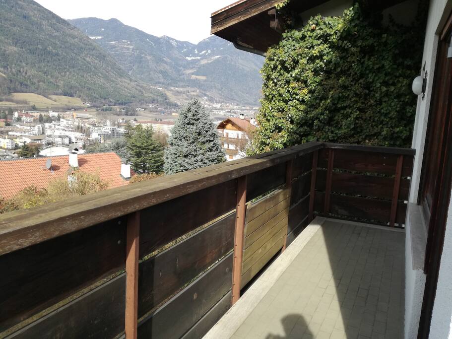 terrazzo con vista montagne/città
