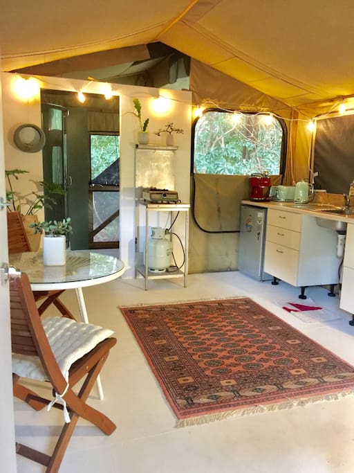 Open plan living and all your kitchen needs for a romantic dinner for two