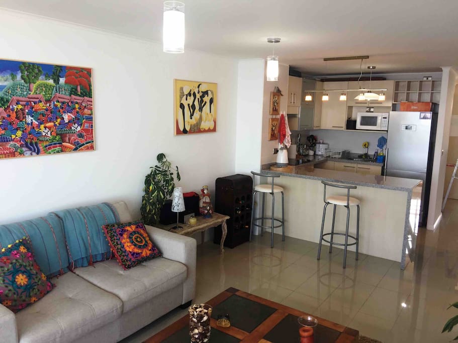 amplio living comedor, cocina americana, equipado con sofá cama