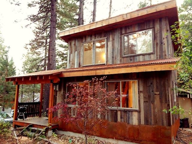 Luxe Mountain-Modern Mini Mansion Cabin with Sauna