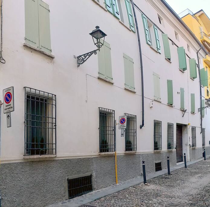 Via Frutta 6, le mie cinque finestre