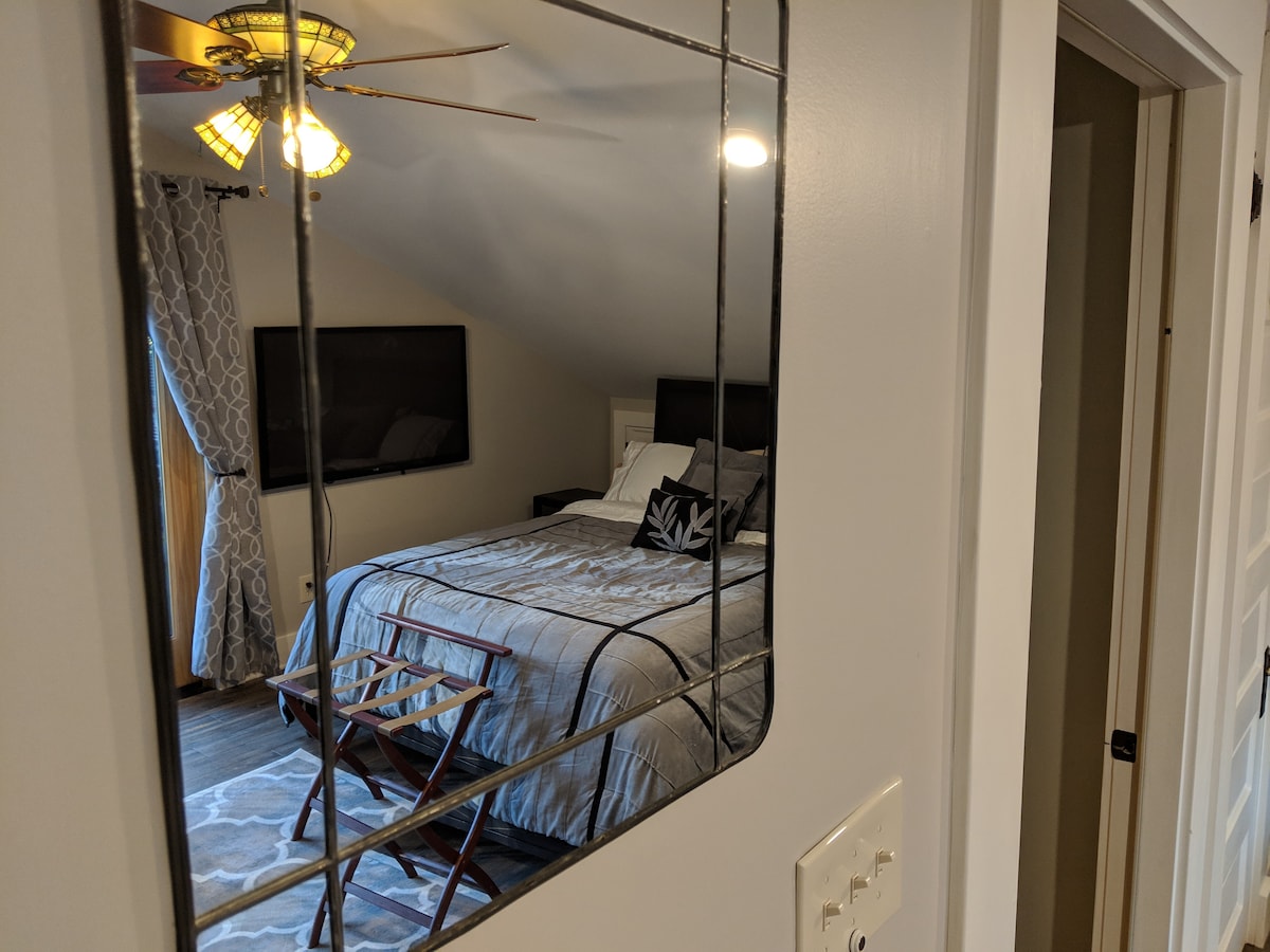 Queen-size bed, HDTV w/ Chromecast