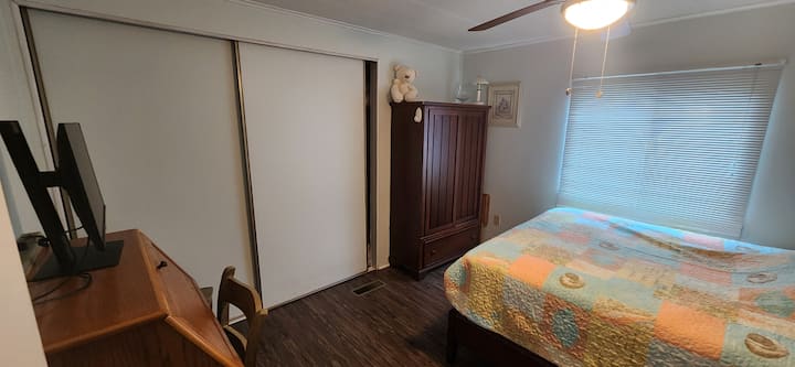 Dhoma e 2-të e gjumit me krevat dopio "Queen" dhe tavolinë pune. 