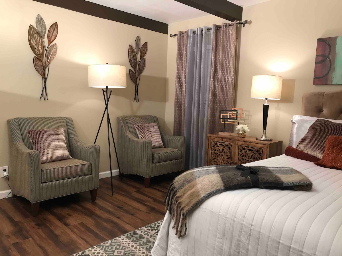 Slaapkamer # 3 heeft een comfortabel queensize bed met kussens voor een heerlijke nachtrust.  