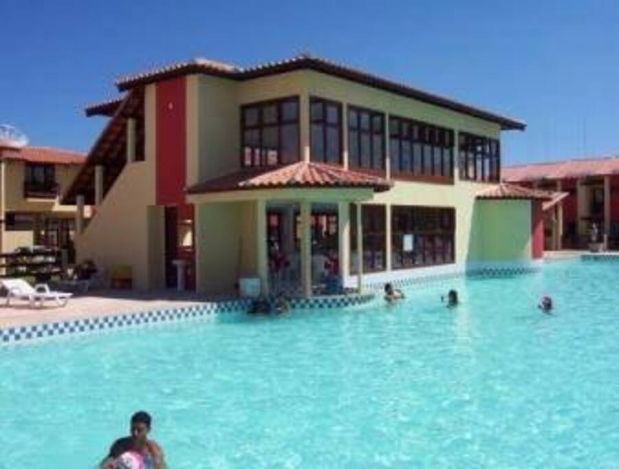 Restaurante e bar da piscina.