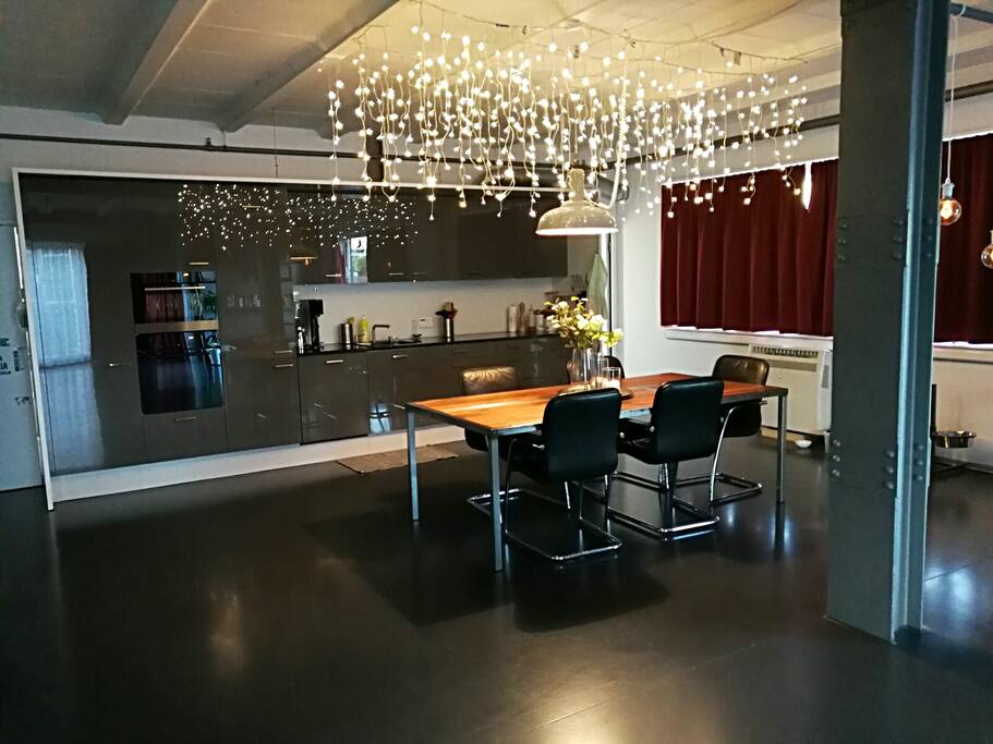Neben diese Küche, die kaum Wünsche offen lässt, gibt es in Winterthur viele Restaurants und Bars für jedes Bedürfnis und verschiedene Hauslieferdienste erfüllen jeden Wunsch. (Prospekte vorhanden).