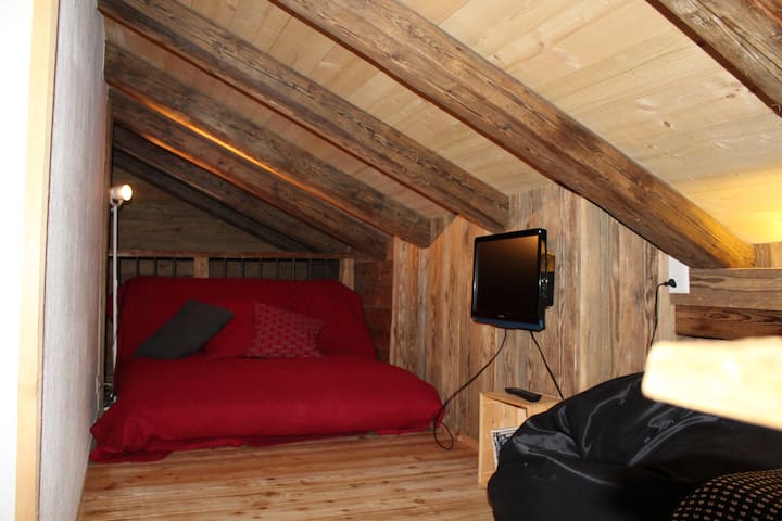 kona ndogo ya TV na maeneo ya futoni 2