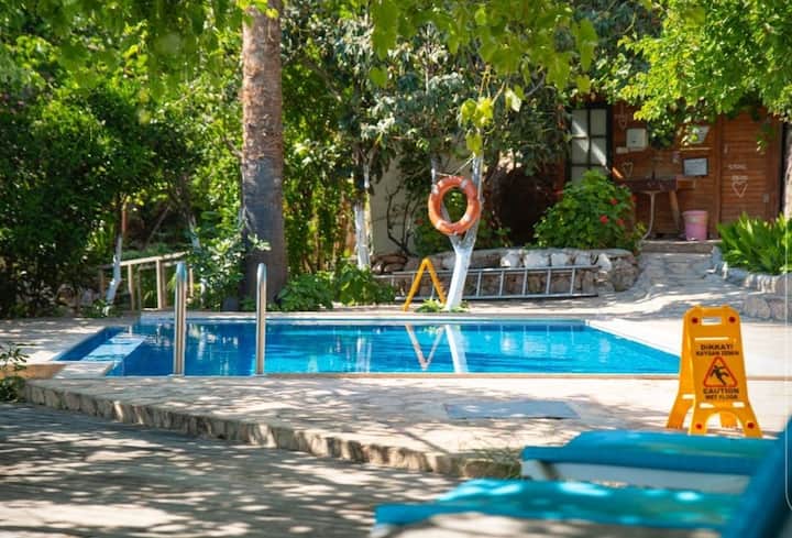 10 Person Can Stay 
3 Bathroom
4 Air Cond.
Wi -Fi - Faralya