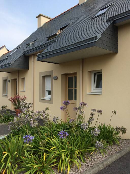 Maison de vacances, mitoyenne, type " longère" entrée individuelle, fleurie et spacieuse