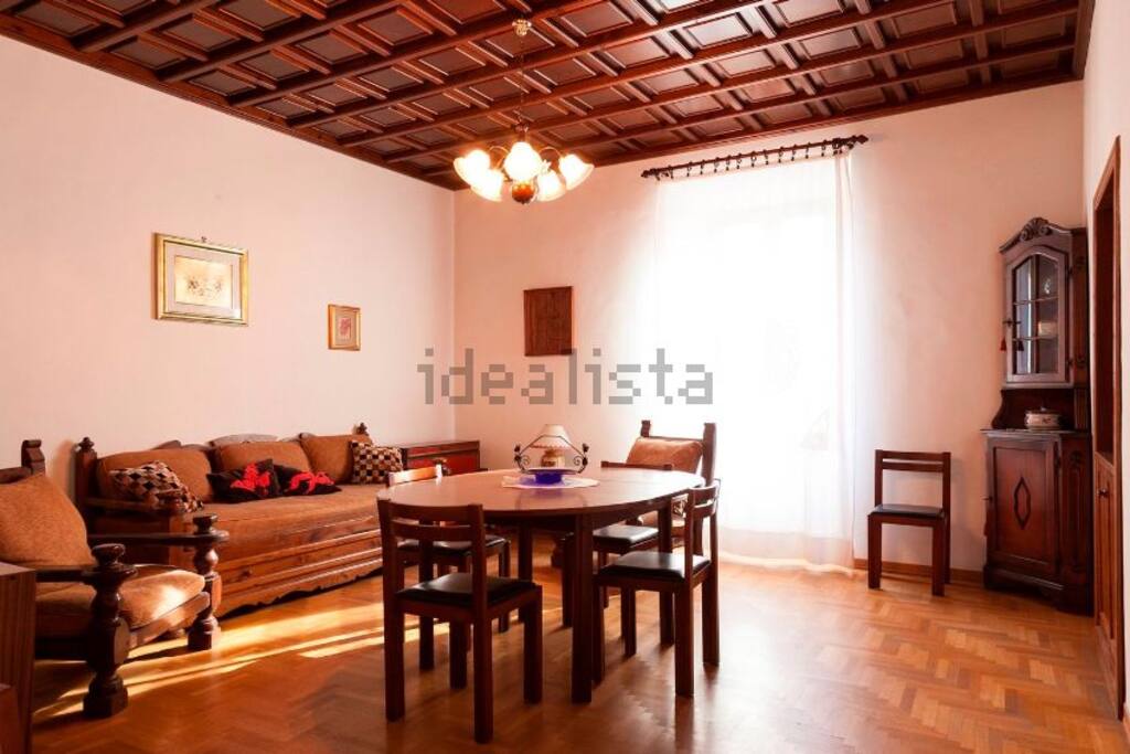 sala spaziosa abitabile e divano letto
