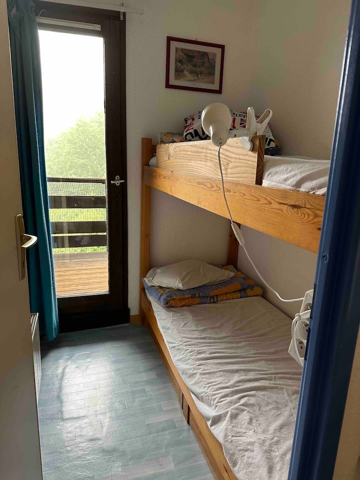 小木屋配有双层床，可使用阳台 