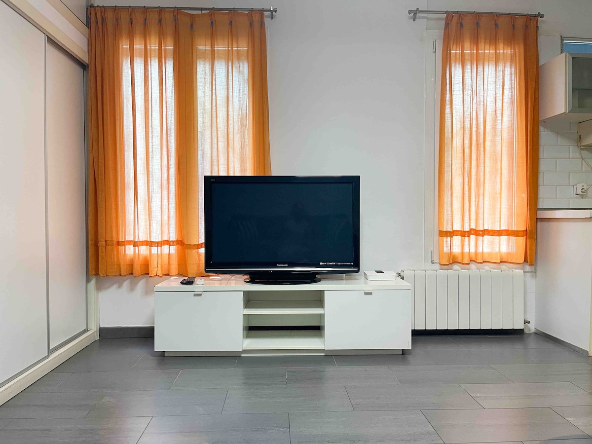 Popular Airbnb listing: Hostourist-Bcn Sagrada Familia Rosalia in El Baix Guinardó