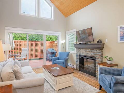Oceanside Cottage-3 bdrm with pool & hot tub