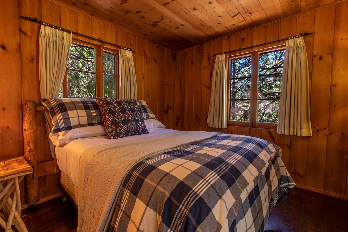 غرفة نوم بسرير كوين. حمام داخلي وإمكانية الوصول إلى السطح.