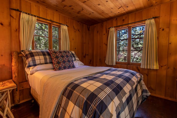 Spavaća soba s bračnim krevetom. Zasebna kupaonica i pristup terasi.