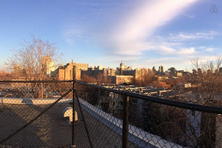 Private bedroom near Sherbrooke Station