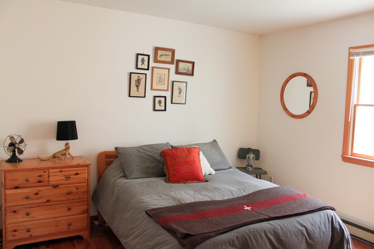 Спална соба 1 на главниот кат со брачен кревет