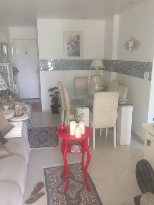 Sala com TV e sofa espaçoso