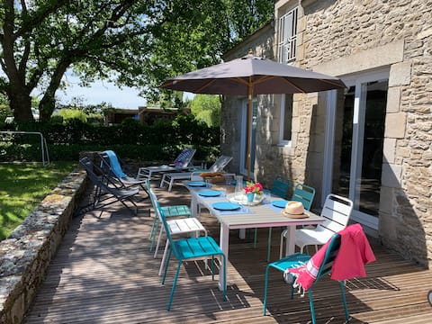 Family farmhouse + heated pool 15 min from the beach