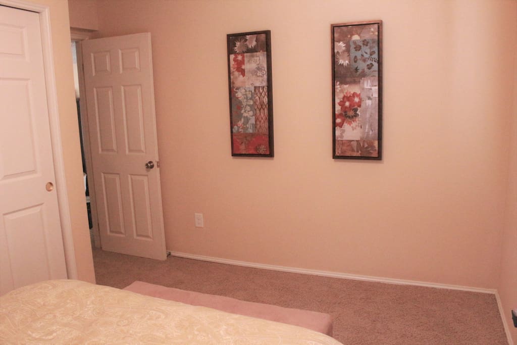 Space in the queen room for luggage.