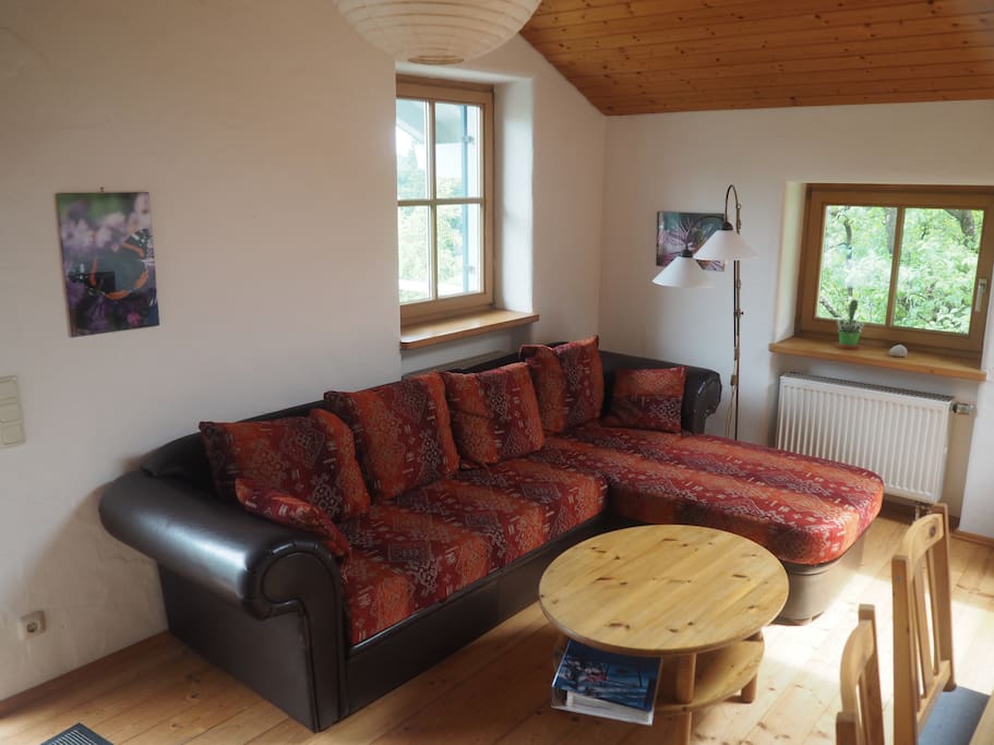 Gemütliche Sitzgruppe, zum Bett umbaubar