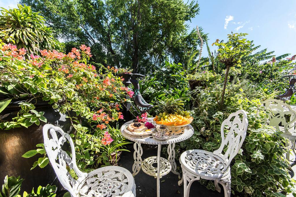Breakfast on the lanai.