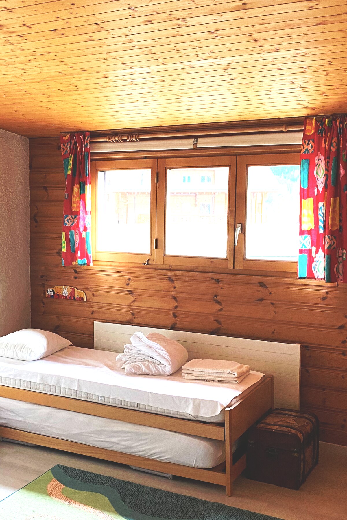 Toto je druhé lôžko v spálni, ktoré je možné vyrobiť na dvojlôžkovú posteľ.