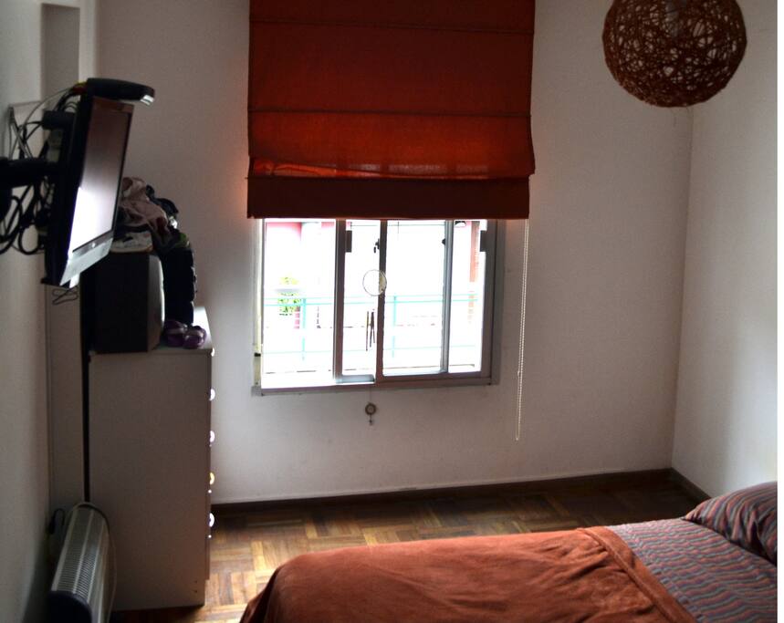Habitación principal, cama de dos plazas, muy iluminada, en el segundo piso