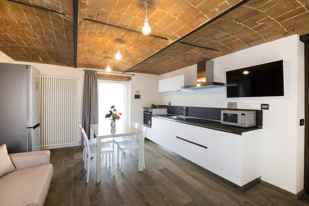 la cucina con Smart TV Samsung con Wi-Fi integrato, piano cottura ad induzione, forno e forno microonde.