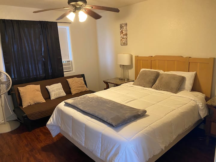 Спалня #1 Родителска спалня, с двойно легло,  разтегателен диван, също матрак в гардероба