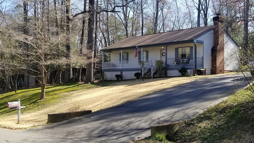Cozy room in a quiet, wooded neighborhood