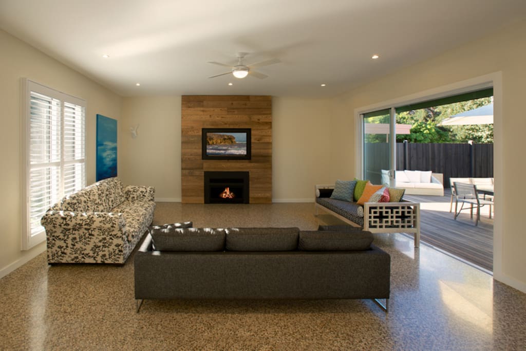 Front lounge room with gas jet master, Foxtel and air conditioning