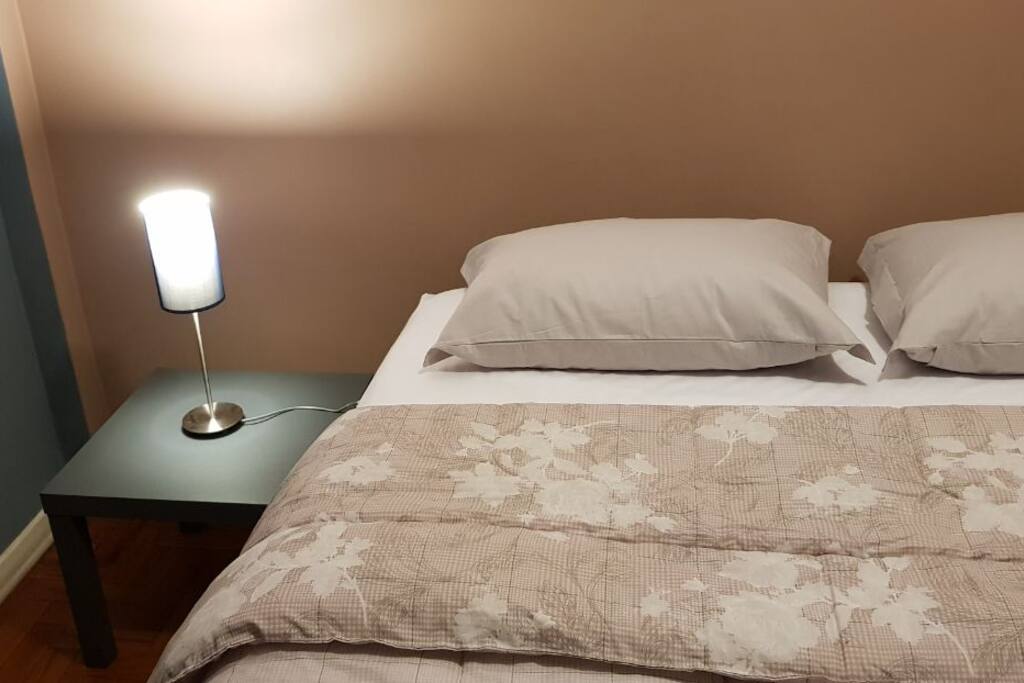 Iluminária acessória ao lado da cama