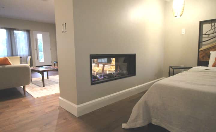 Dhomë gjumi e hapur ndan oxhak me dy drejtime me dhomë ndenjjeje