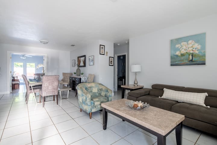 Large 5 Br Pool Home In Hollywood/min To Beach/fll - Pembroke Pines, FL