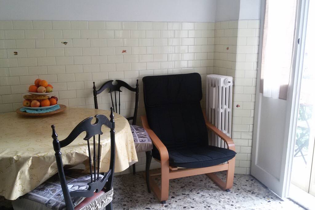 Cucina con balcone