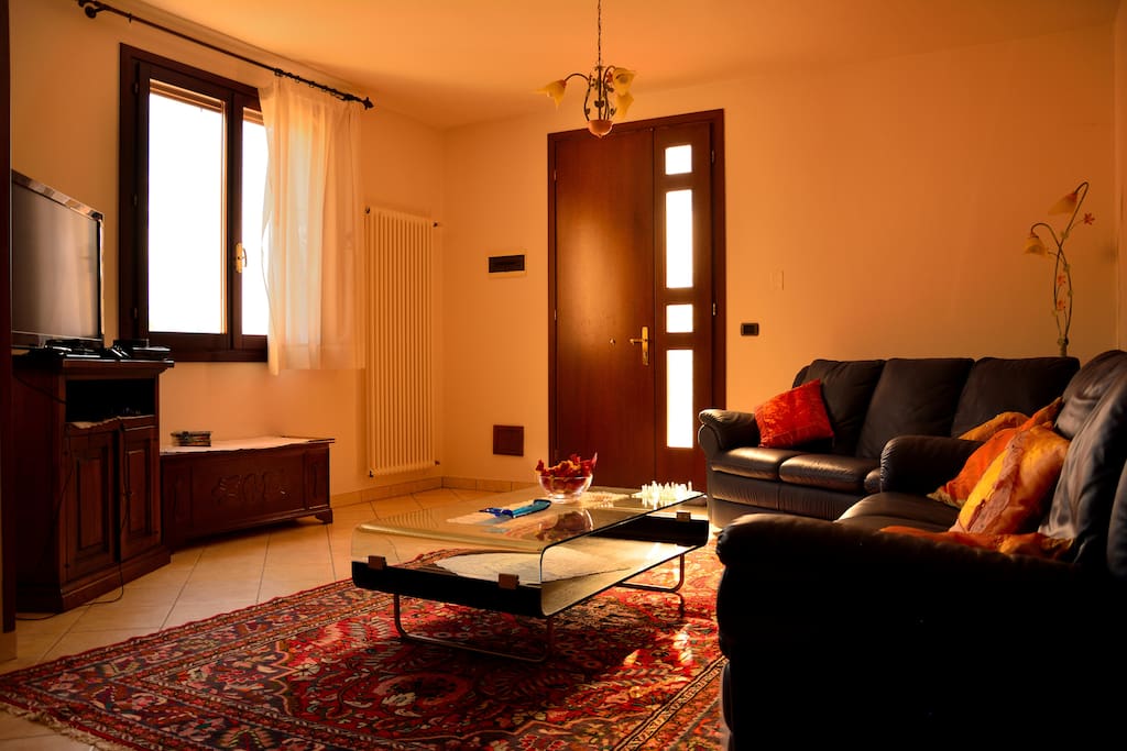Zona giorno, ingresso e vista dei divani e TV con SKY