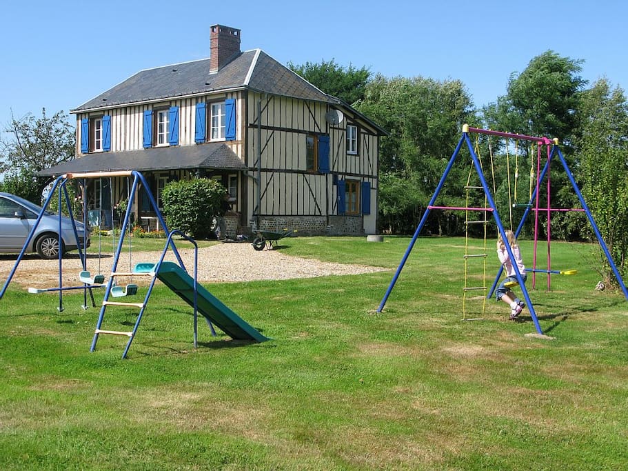 Magnifique jardin, terrain immense, ideal pour les petits...