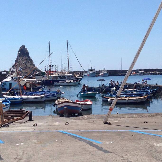 Acitrezza - il porticciolo sotto casa