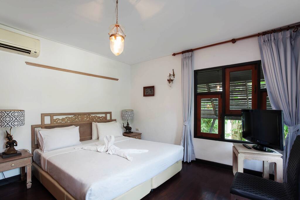 King Bed. En-suite Bathroom. Jacuzzi. TV.