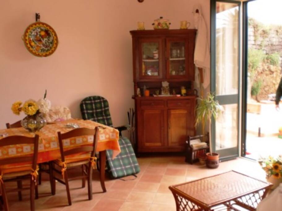 Soggiorno con angolo cottura primo appartamento