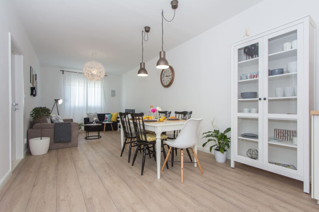 Dining room/living room.