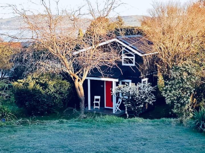 CustomDesigned Taupō Tiny House Kōwhai Korner Guesthouses for Rent