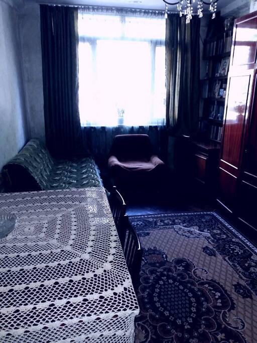 комната для гостей с 2-местным диваном
guest room with 2 place sofa