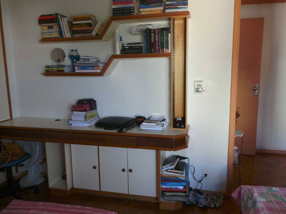 quarto com 2 camas de solteiro